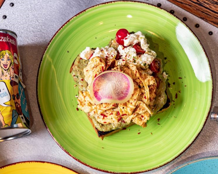 🌱Scrambled Eggs on toast & Avocado