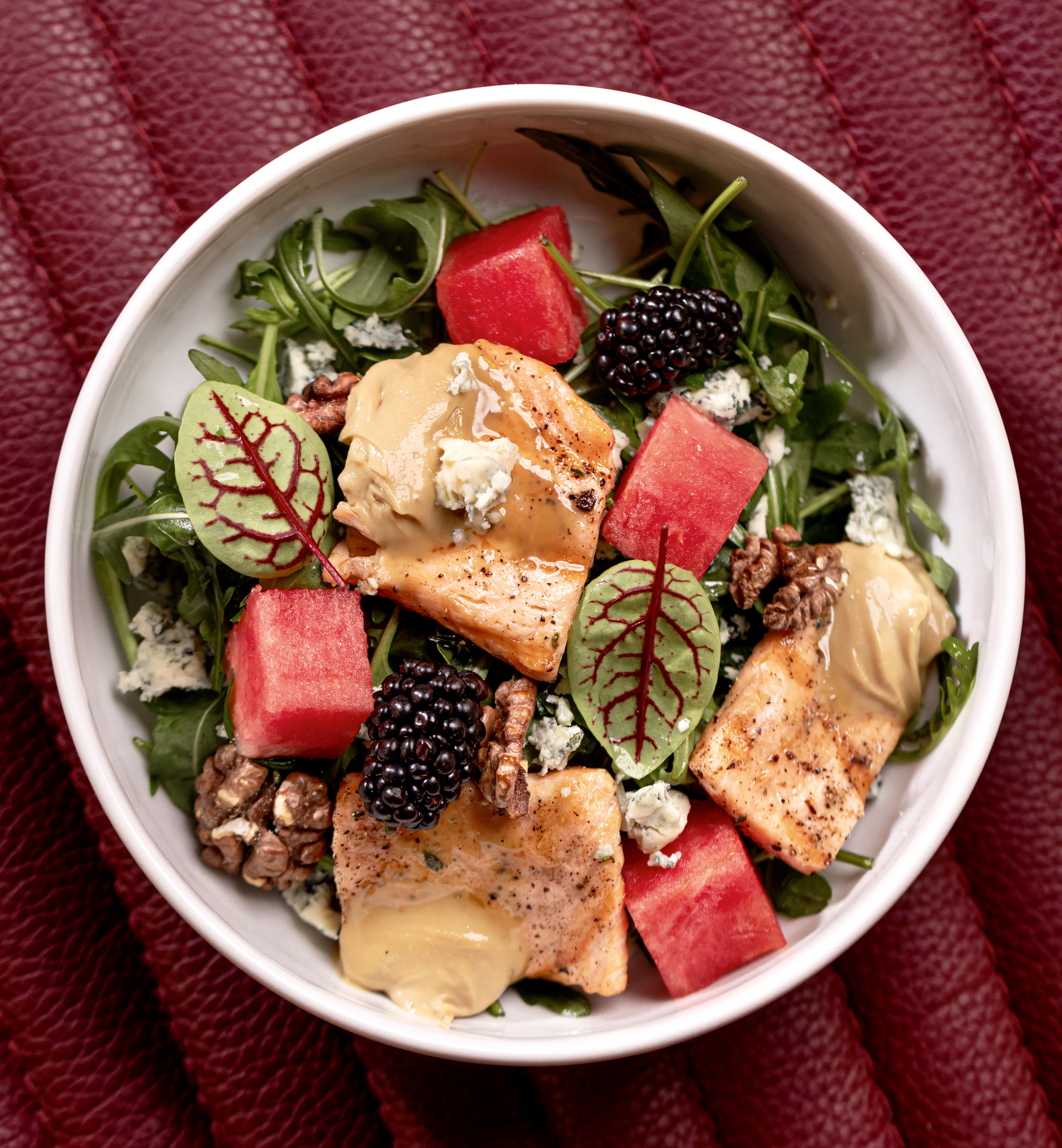 Sałatka z łososiem smażonym na grillu z lawy wulkanicznej